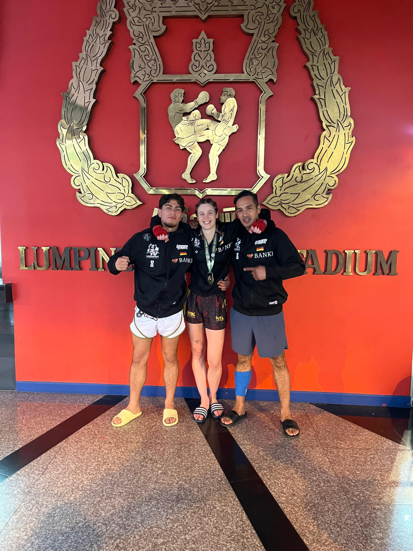 Merlin Fröhner mit Athleten vor dem Lumpinee Stadium in Bangkok